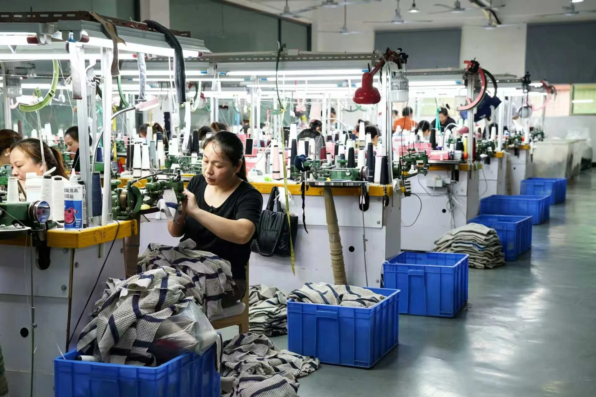Hand-finishing of women's knit garments at the lpknit factory